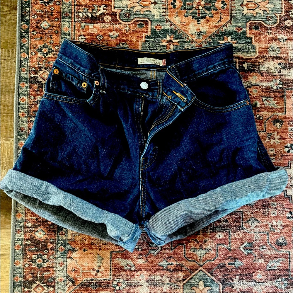 Vintage Levi’s 550 cuffed shorts. Size 8.